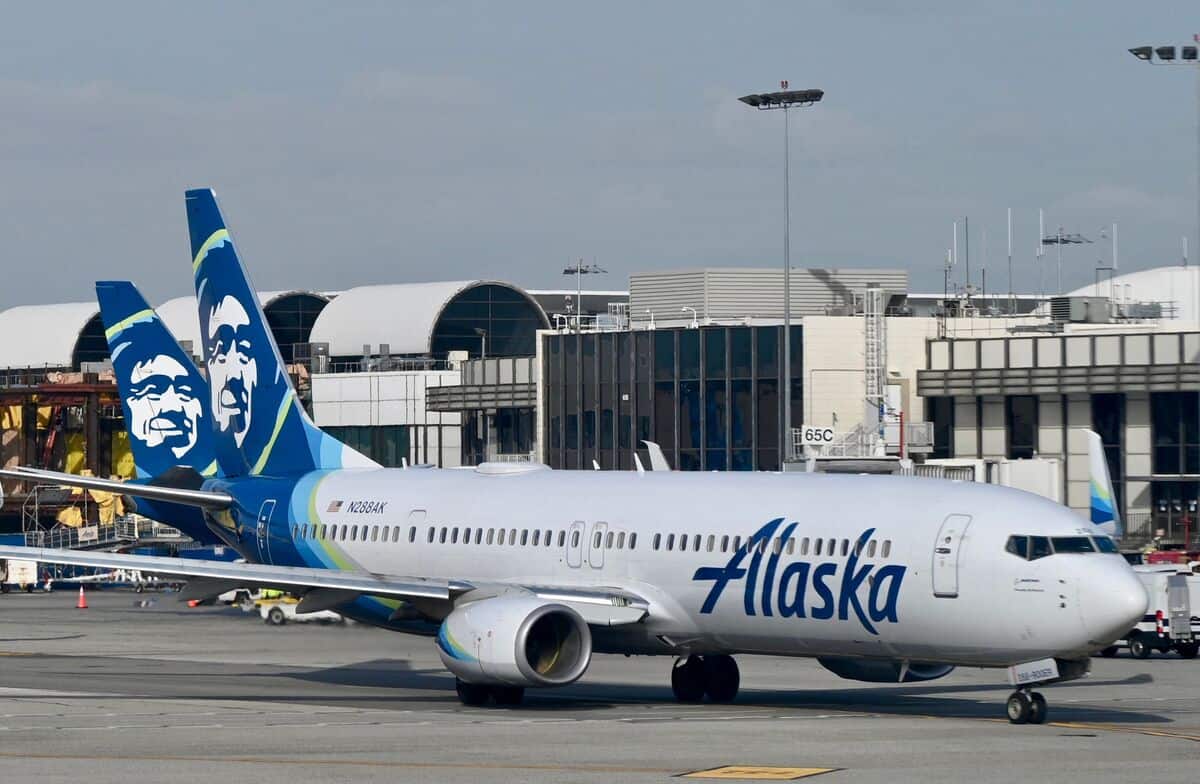 Boeing 737 door detachment incident Alaska Airlines NTSB
