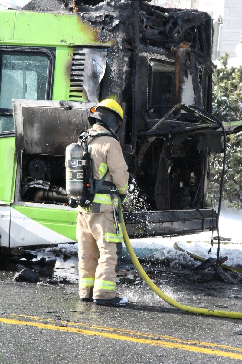 [EN IMAGES] Un autobus du RTC prend feu dans Maizerets | JDQ