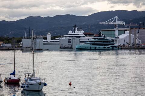 İtalya: Yetkililer tarafından hareket ettirilmeyen gizemli bir mega tekne