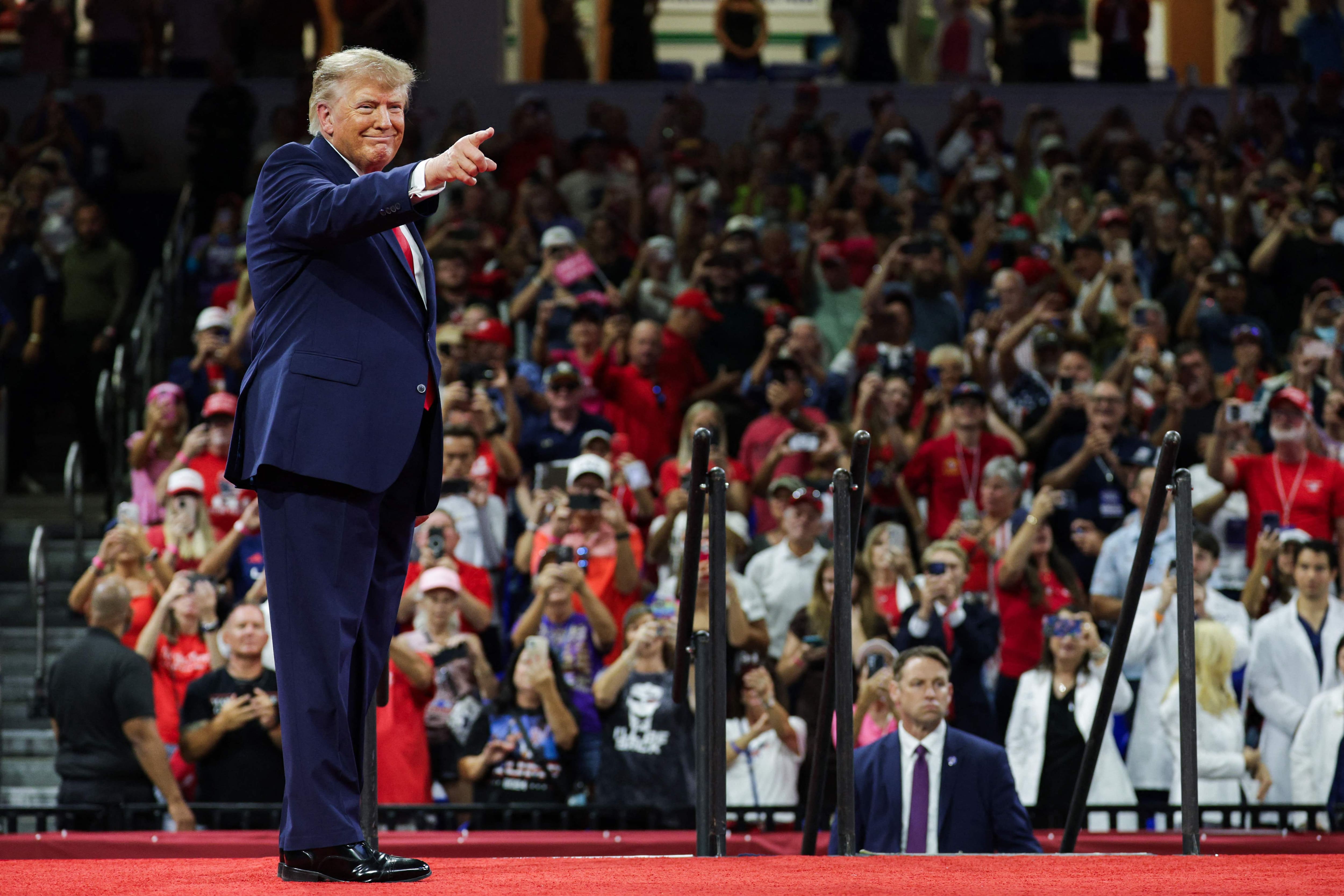 Donald Trump allège ses tarifs sur le Canada avant les élections de mi-mandat