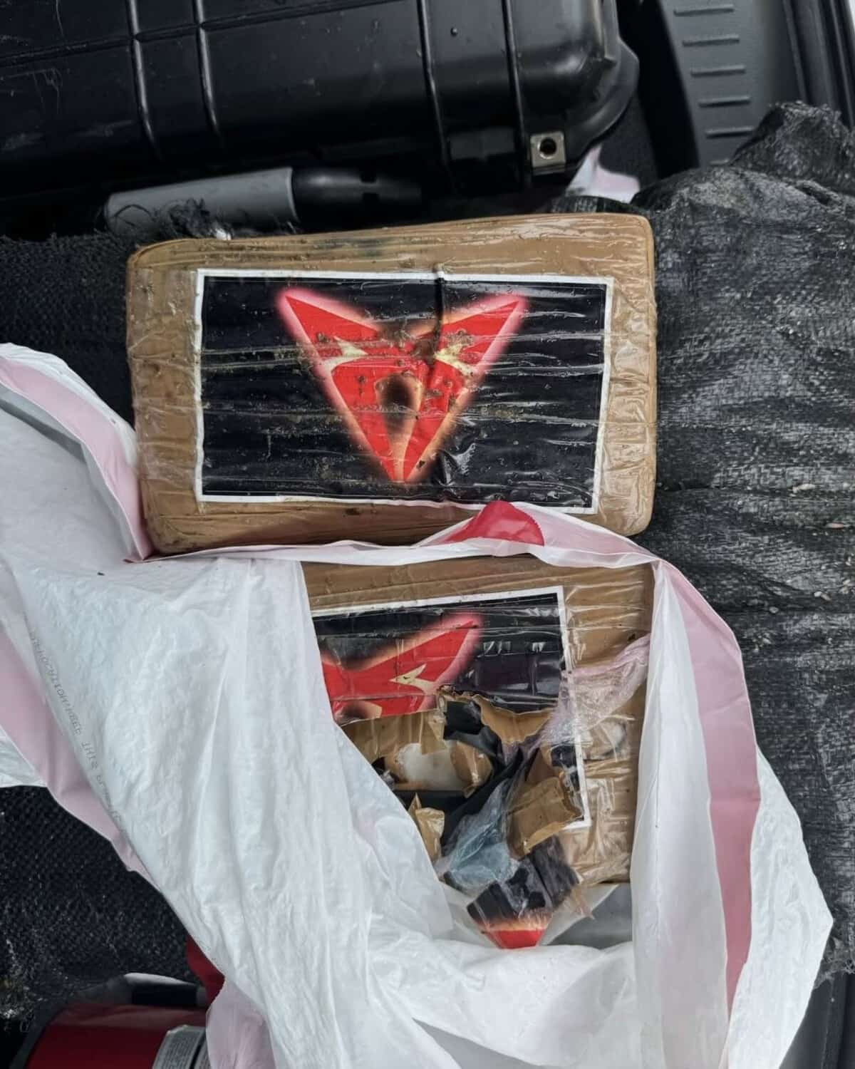 Temp&ecirc;te Debby: une cargaison clandestine de coca&iuml;ne s&rsquo;&eacute;choue sur une plage de la Floride