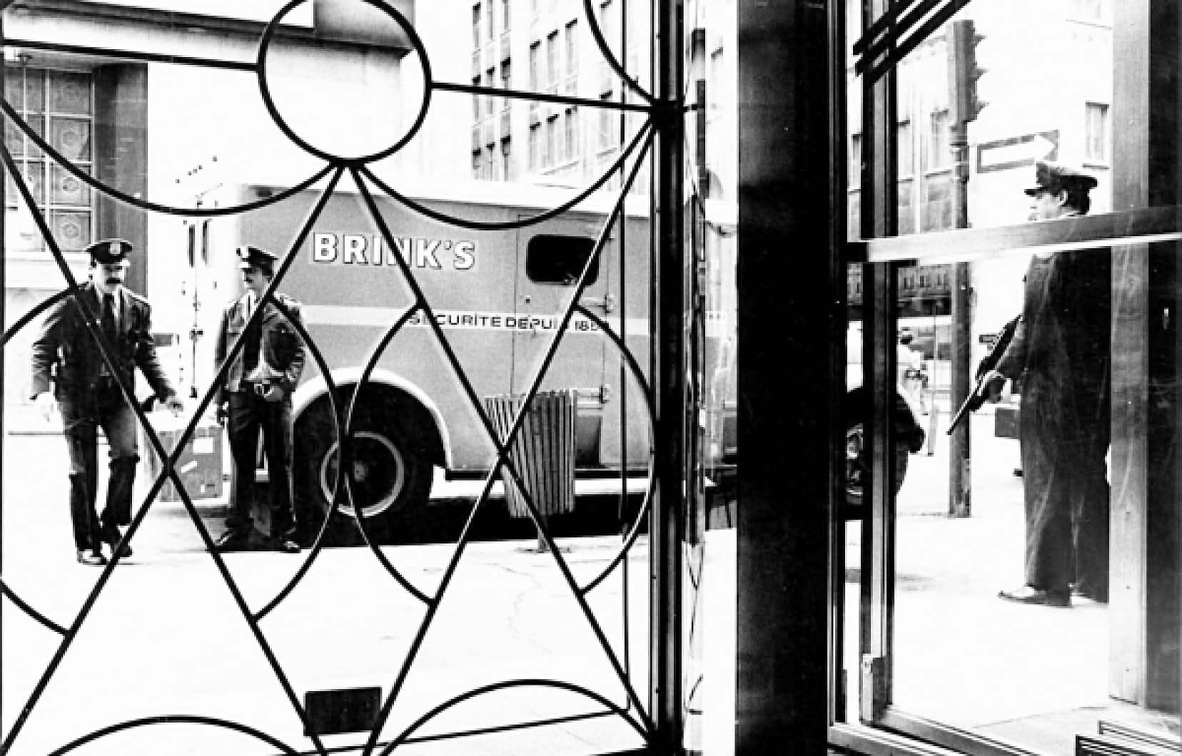 En avril 1970, les élections générales seront marquées par le « coup de la Brink’s ». Trois jours avant le vote, on procède à un transfert spectaculaire, par neuf camions blindés, de milliers de certificats de valeurs mobilières de Montréal vers Toronto.