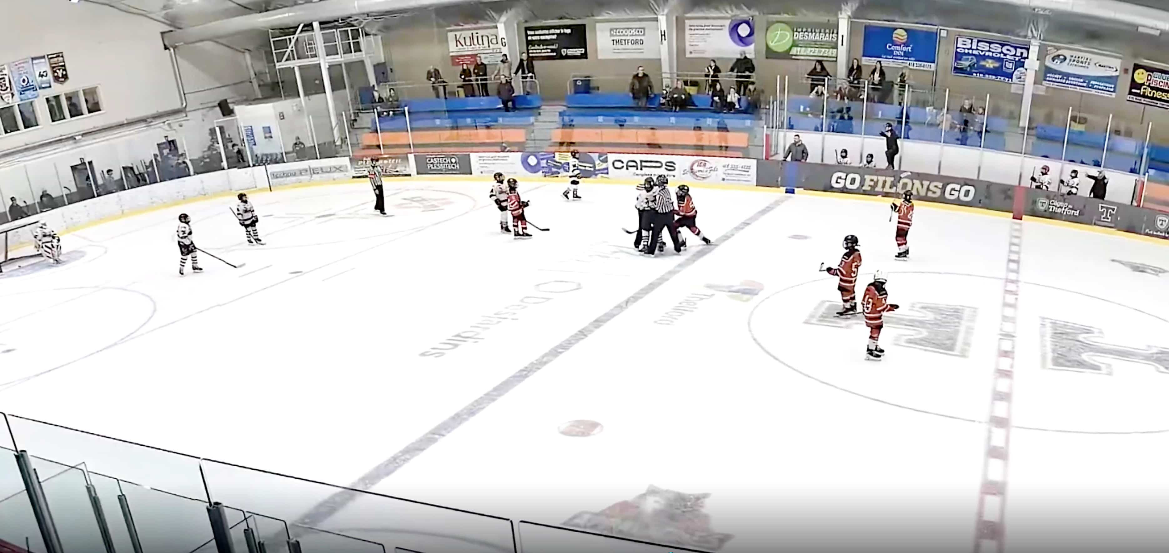 O chefe-chef da equipe M13 B de Saint-Georges debout sur le banc des joueurs pendente tout le match, posant même parfois le pied sur la bande.