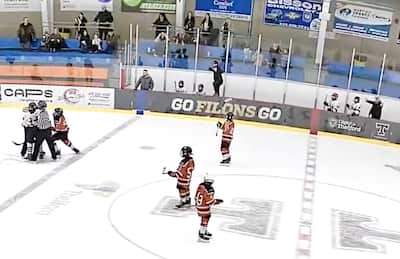 O chefe-chef da equipe M13 B de Saint-Georges debout sur le banc des joueurs pendente tout le match, posant même parfois le pied sur la bande.
