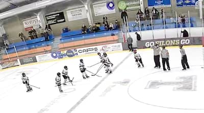 No final da partida, os jovens jogadores foram tapados no gelo com seu bastão, «félicitant ironiquement» os árbitros.