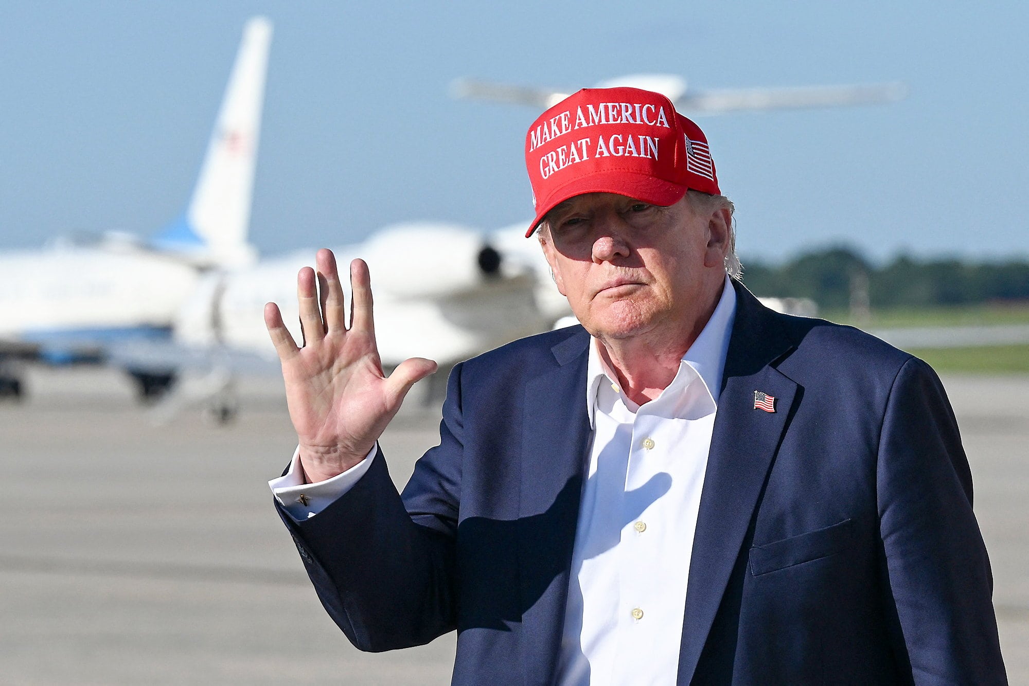 Donald Trump s’en est encore pris à Bombardier lundi, en annonçant qu’il voulait interdire la vente des avions de ce fleuron québécois aux États-Unis.