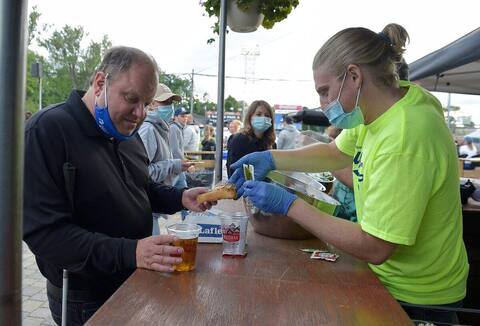 La mascotte Capi a enfilé son nouvel uniforme temporaire d’Équipe Québec pour la saison 2021.
