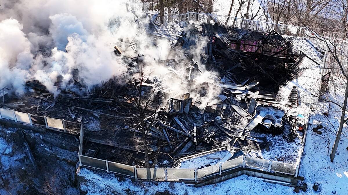 [EN IMAGES] Un incendie majeur réduit en cendres une maison du quartier