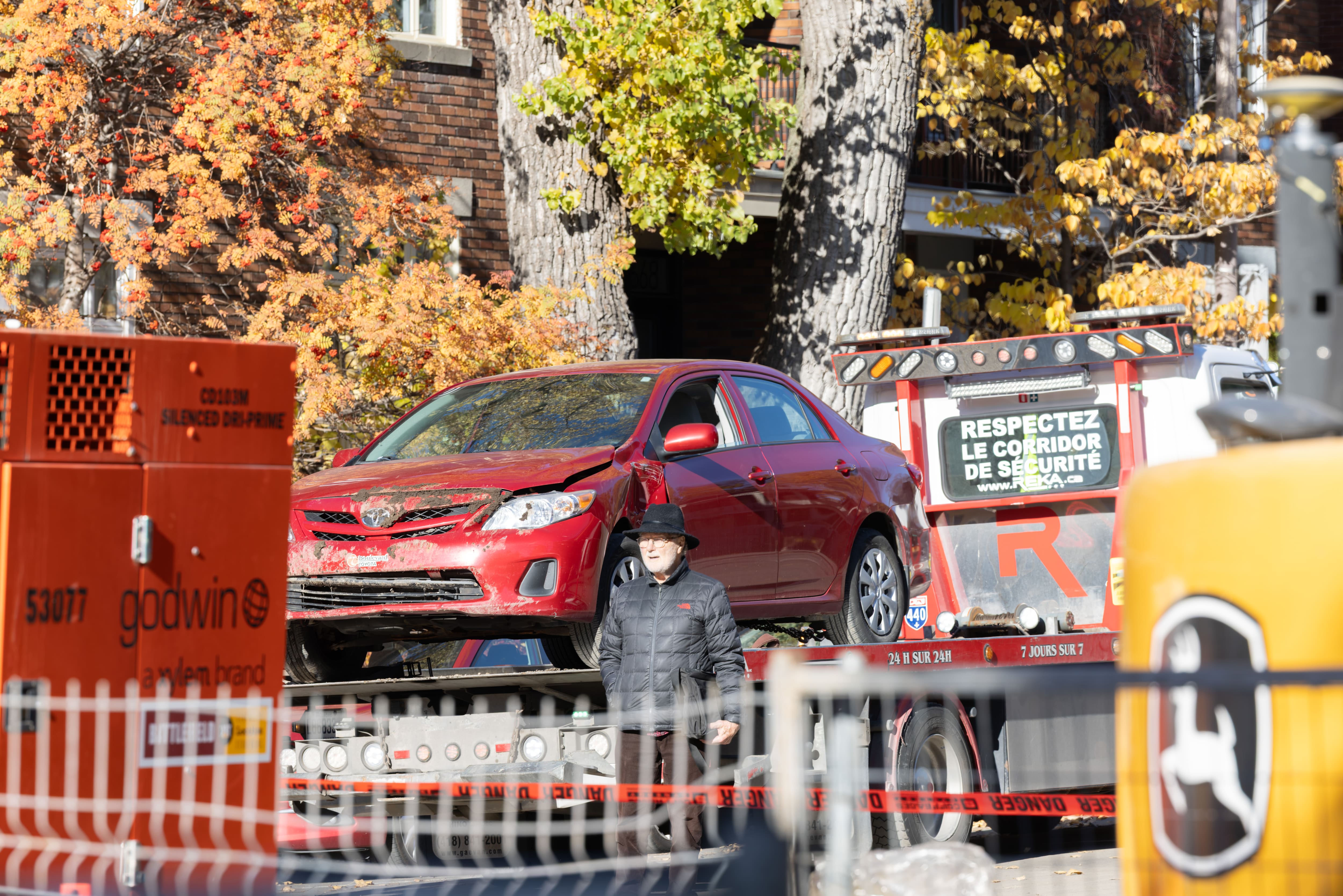 La voiture a été remorquée après l'incident.