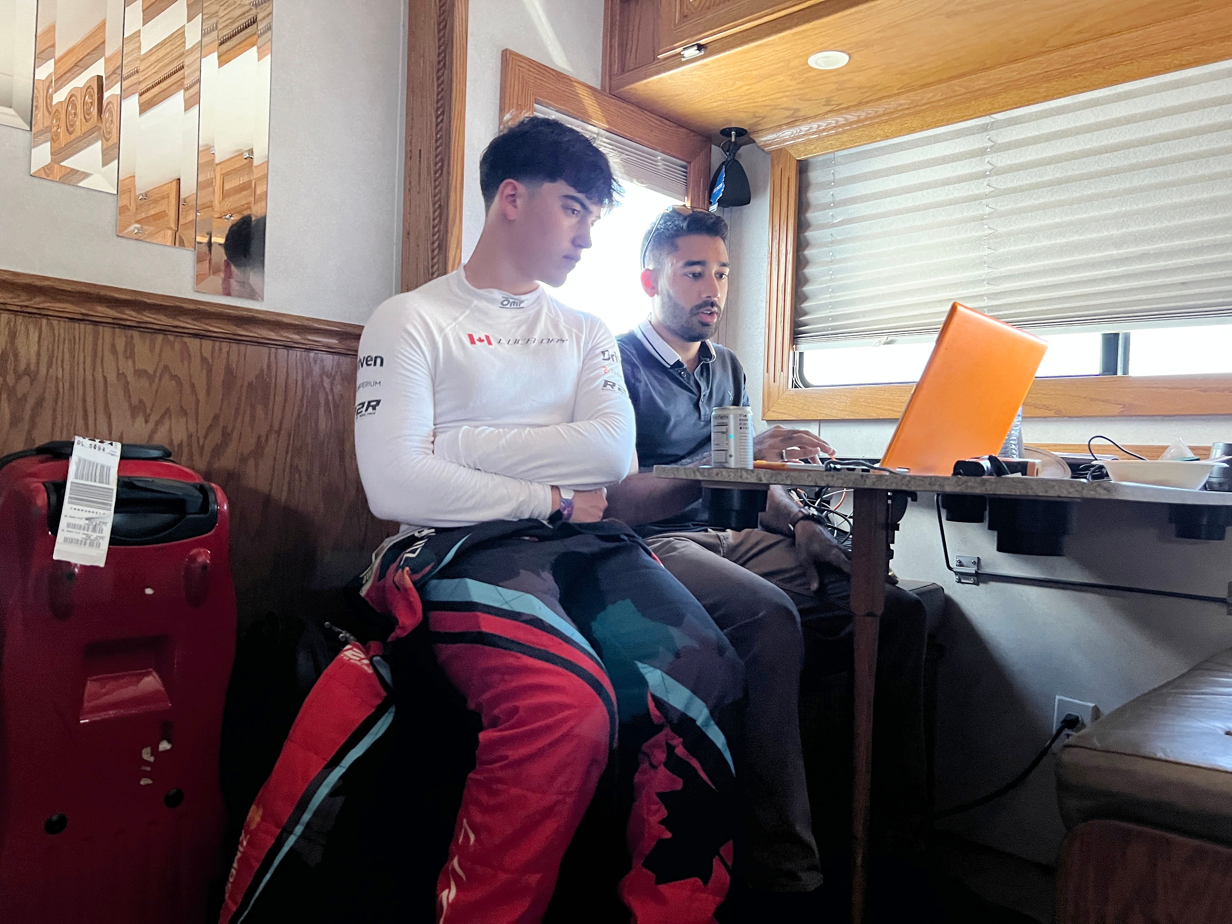 Pour améliorer son style de pilotage et l'épauler le développement de sa monoplace, Luca Day a la chance d'avoir un ancien pilote de F3, de F4 et de Formule 2000, Quinlan Lall. Celui-ci décortique tous les virages et les tours des séances du pilote québécois à l'aide de la caméra embarquées et des données télémétriques. PHOTO FRANÇOIS-DAVID ROULEAU