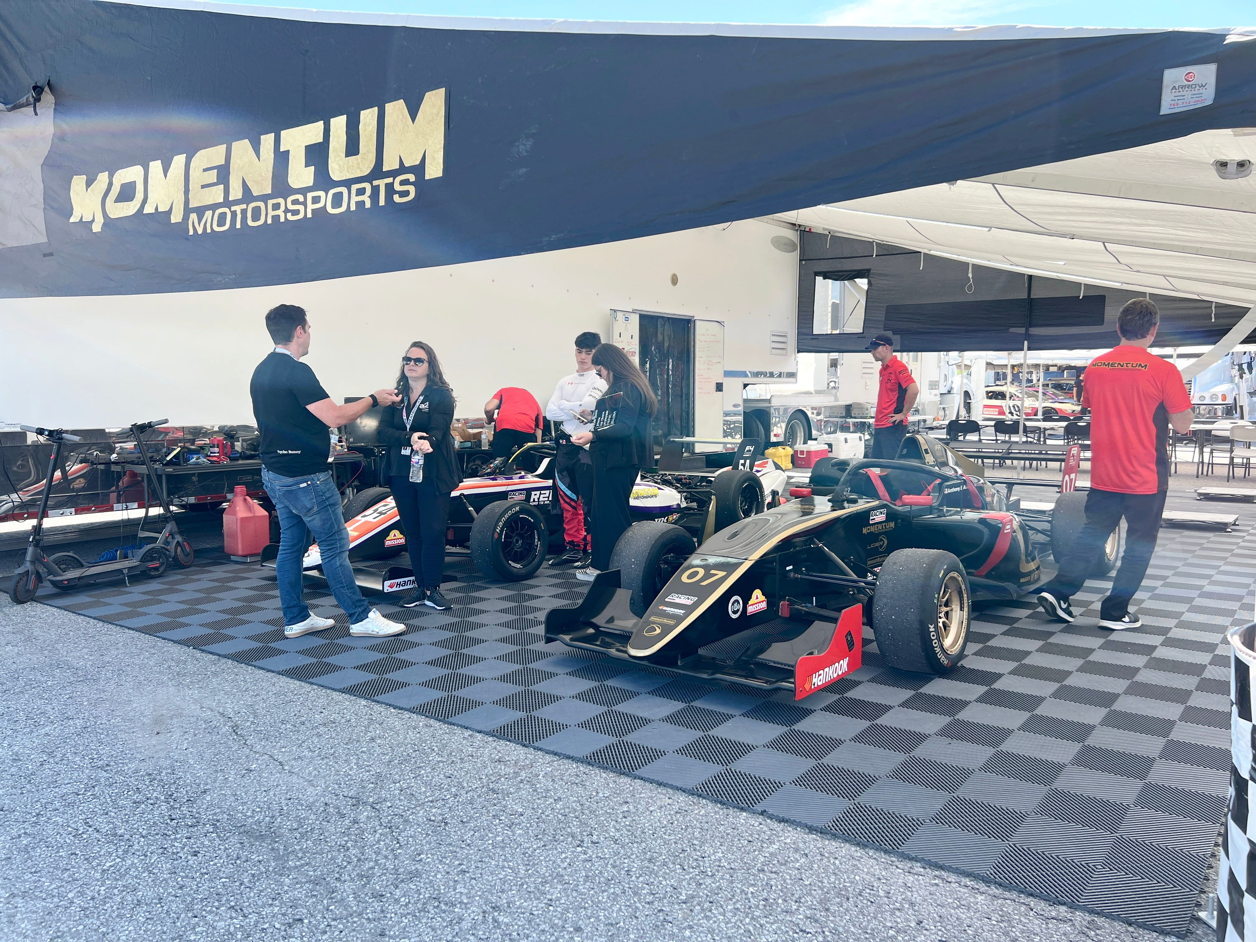 Pour la saison 2026, l'écurie américain Momentum Motorsports aligne deux voitures dans deux championnats différents. À la gauche, le Québécois Luca Day pilote la bagnole #54. Le bolide noir de droite est celui du quadragénaire Anthony Autiello qui évolue en Formule Regional.