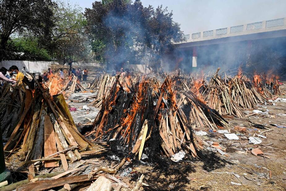 Des personnes mortes de la COVID-19 sont brûlées dans un crématorium de New Delhi.