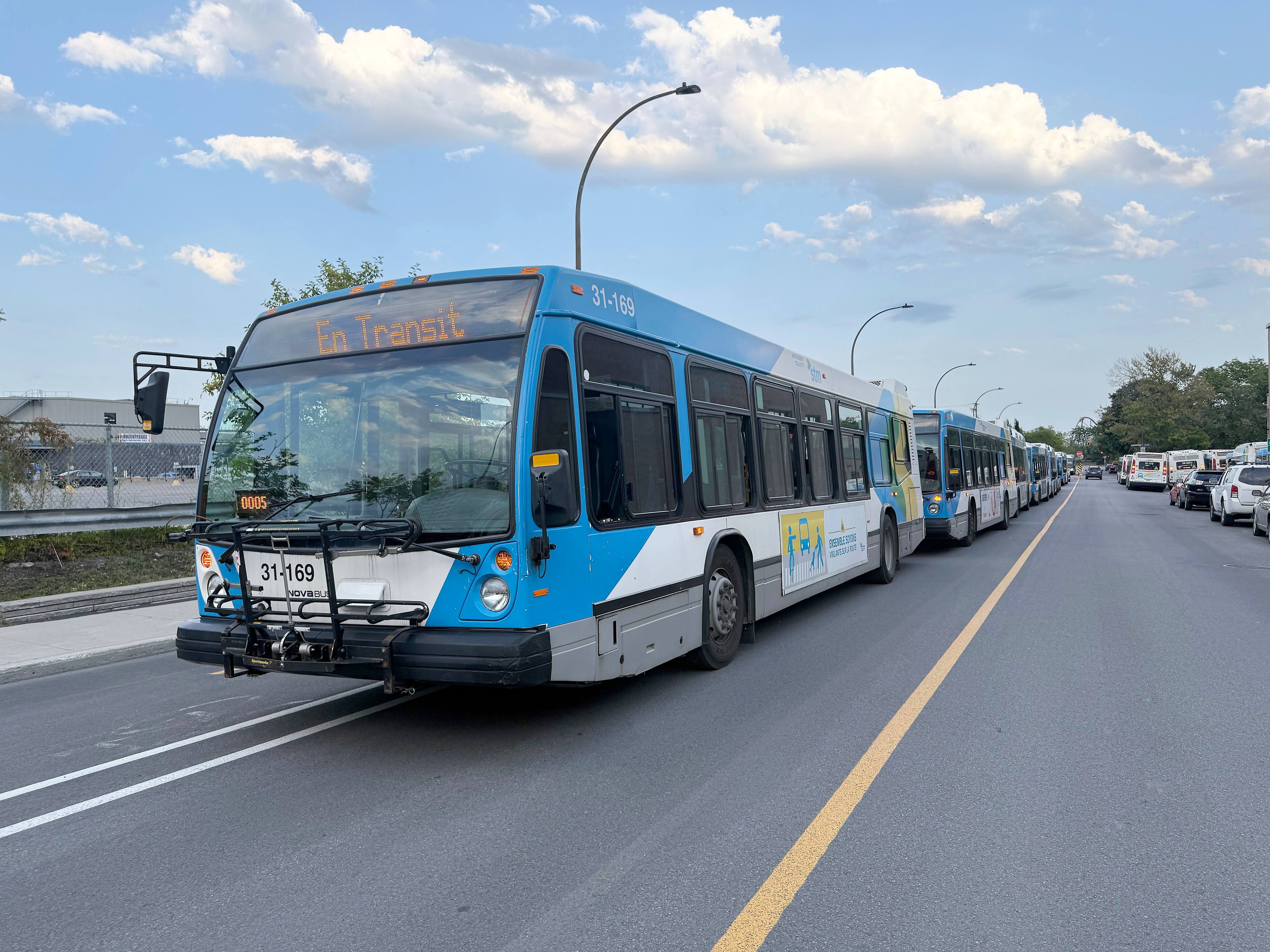 Moyen de pression &agrave; la STM: des autobus abandonn&eacute;s en pleine rue &agrave; Montr&eacute;al