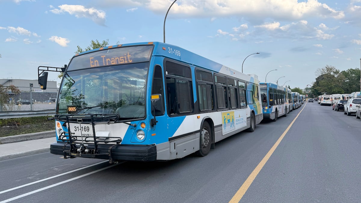 Moyen de pression à la STM: des autobus abandonnés en pleine rue à Montréal