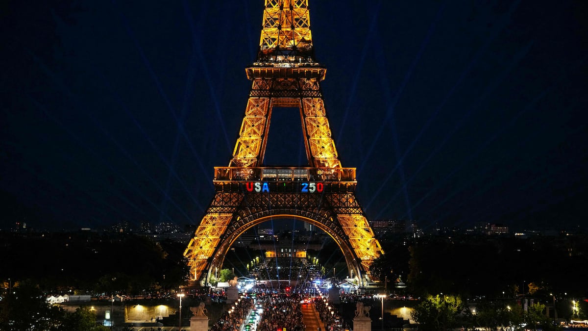 Man climbs Eiffel Tower and hangs American flag Man climbs Eiffel Tower and hangs American flag