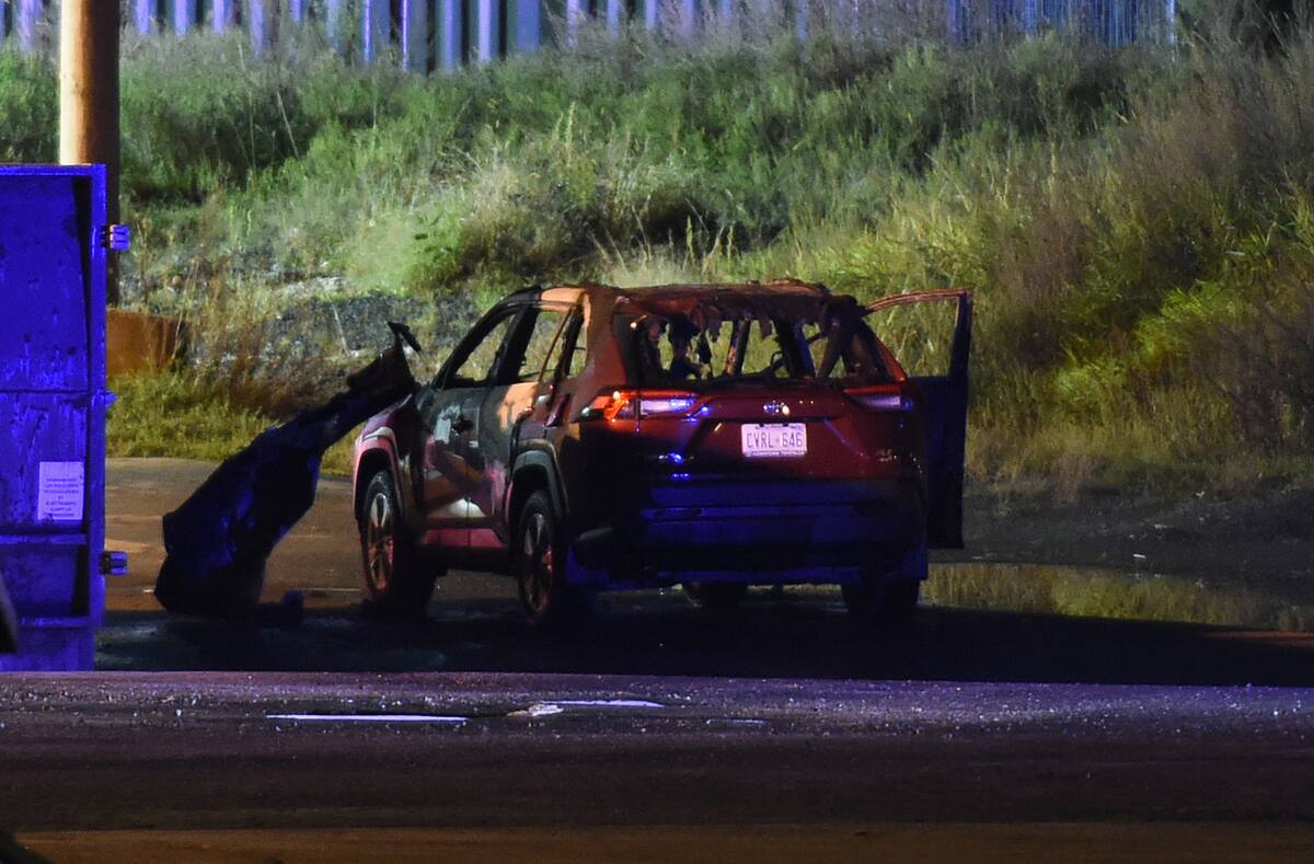 Izaiah Shurgold-Ford, 21 ans, subit son procès pour le meurtre de Gordy Jean-Paul, 34 ans, tué par balles dans un stationnement commercial de Terrebonne, le 9 octobre 2023. Sur la photo, on aperçoit le véhicule incendié qui aurait été utilisé lors de l’homicide.