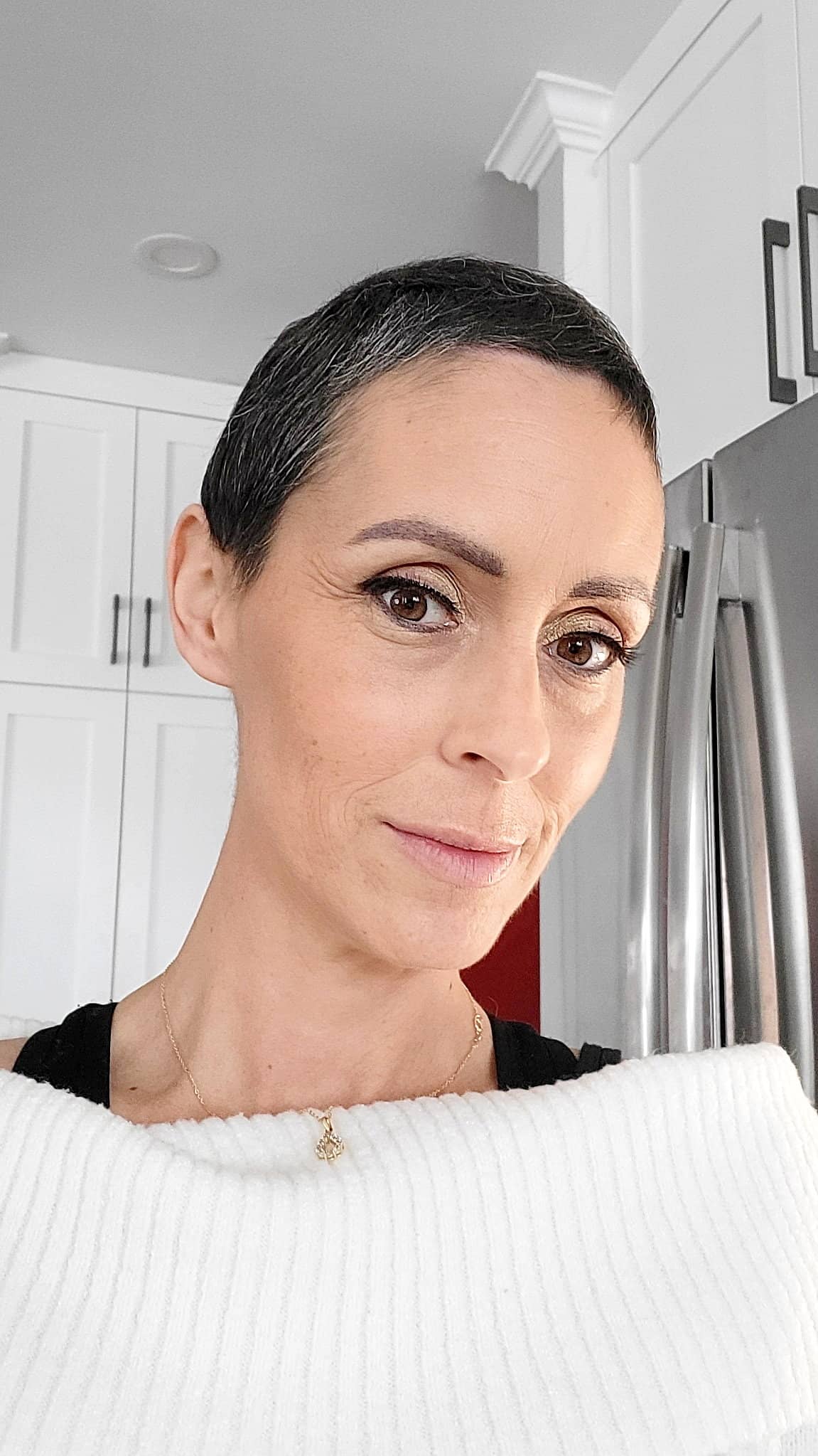 Marie-Eve Thériault optó por un corte de cabello más corto inmediatamente después de la quimioterapia, durante la cual no perdió el cabello gracias a un casco refrescante.