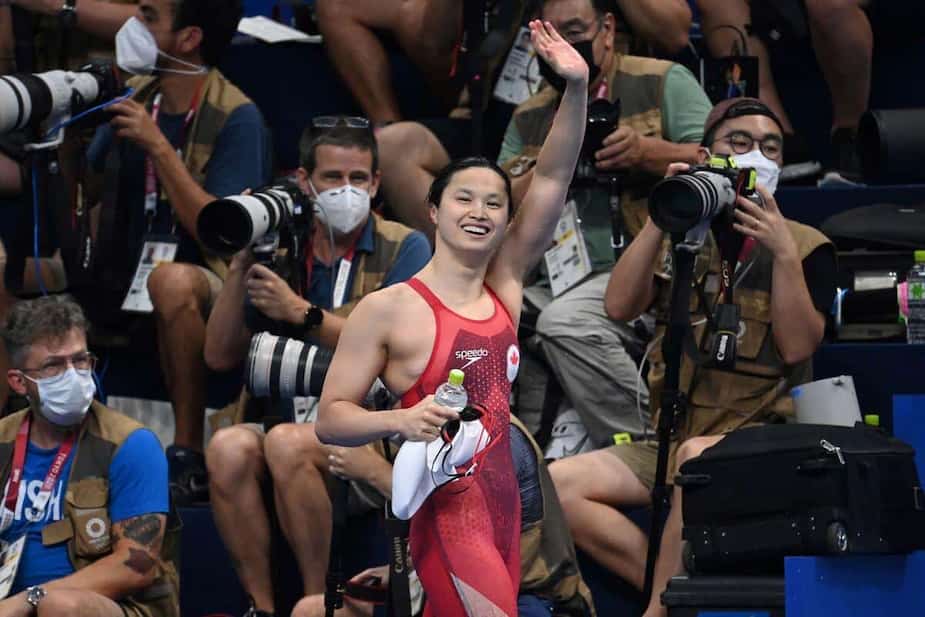 La nageuse canadienne Margaret Mac Neil toute souriante après sa victoire au 100 m papillon.