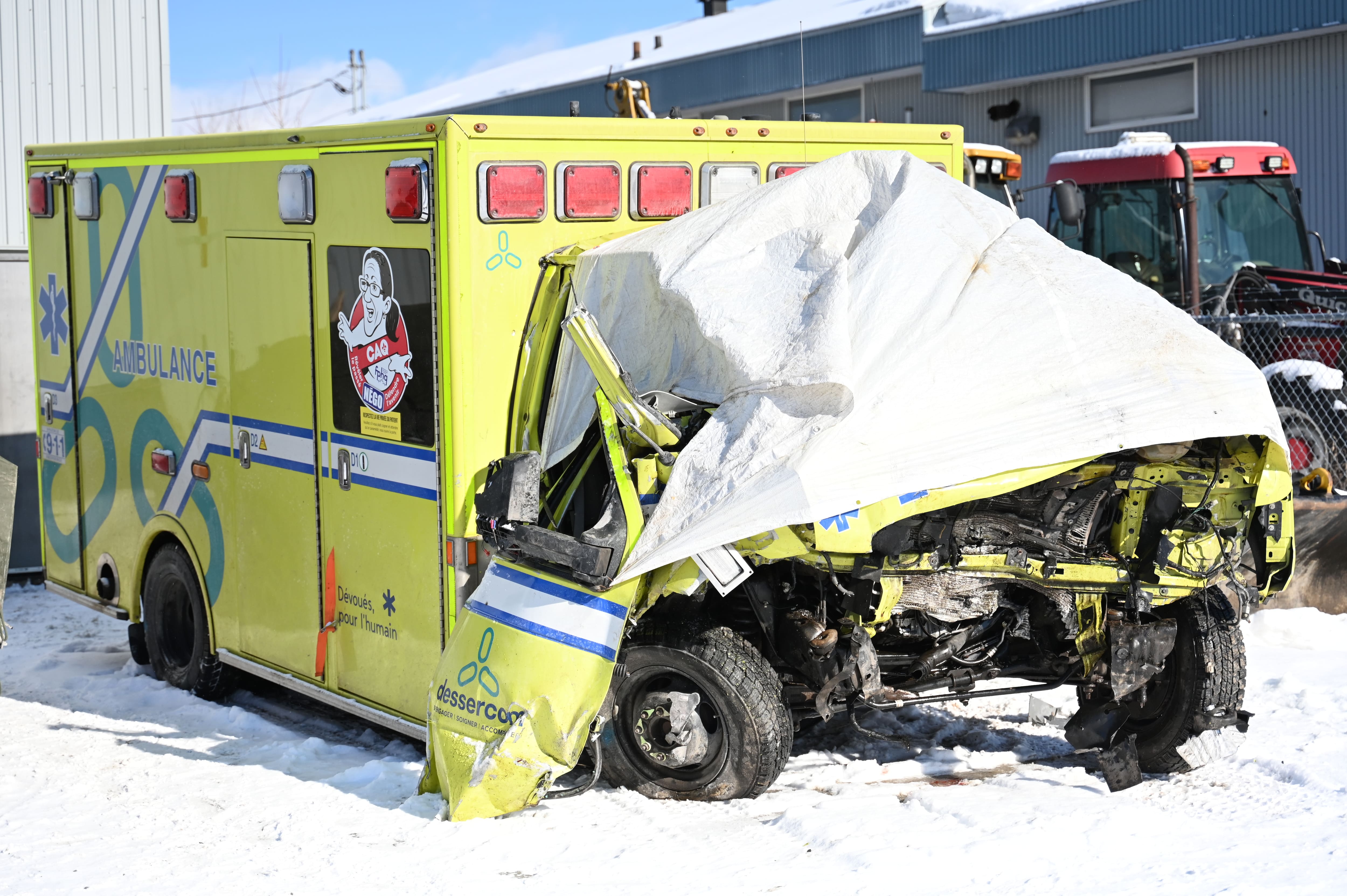 A-20 à Lévis: un mort et deux ambulanciers blessés dans une collision frontale