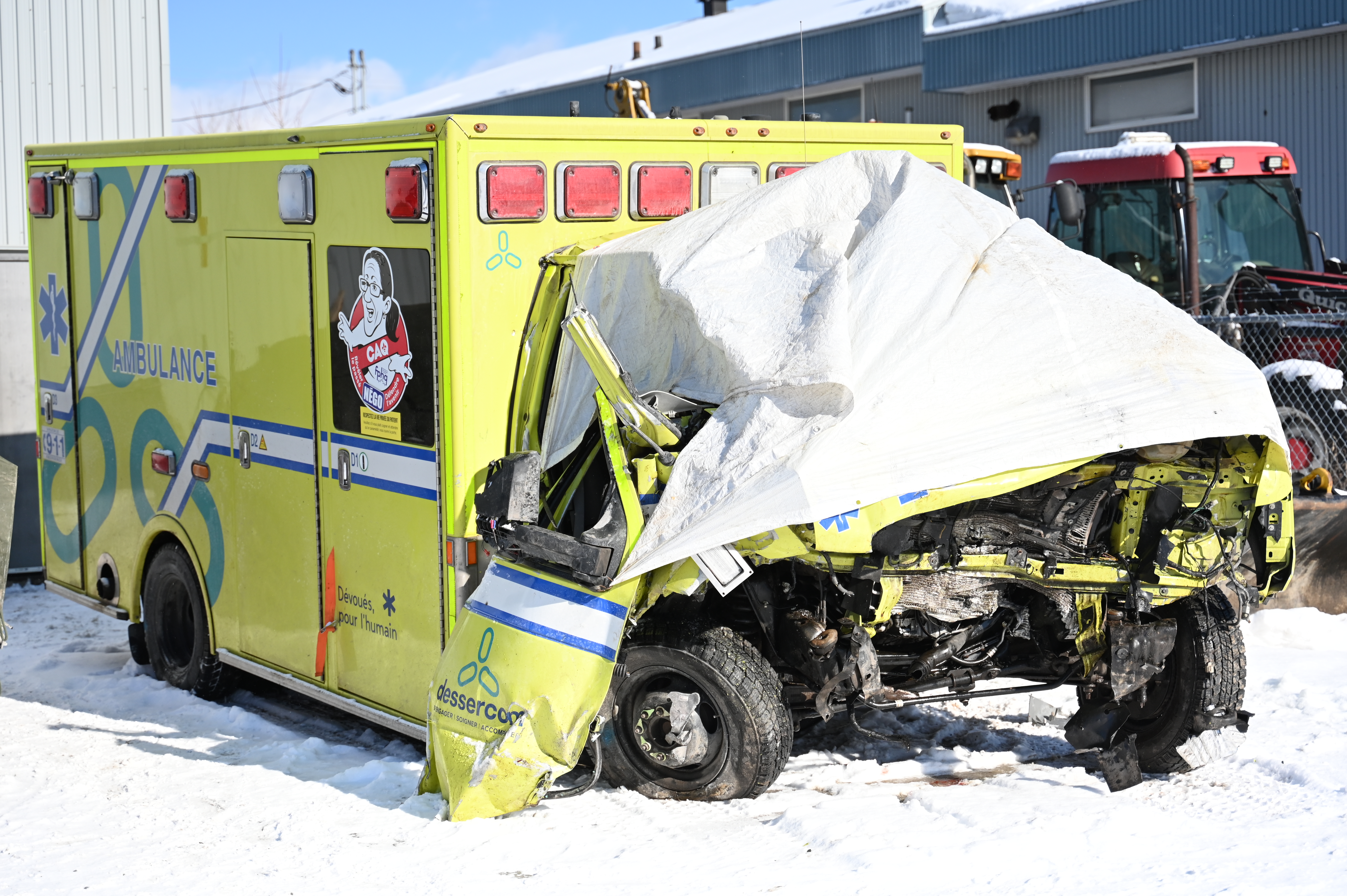 A-20 à Lévis: un mort et deux ambulanciers blessés dans une collision frontale