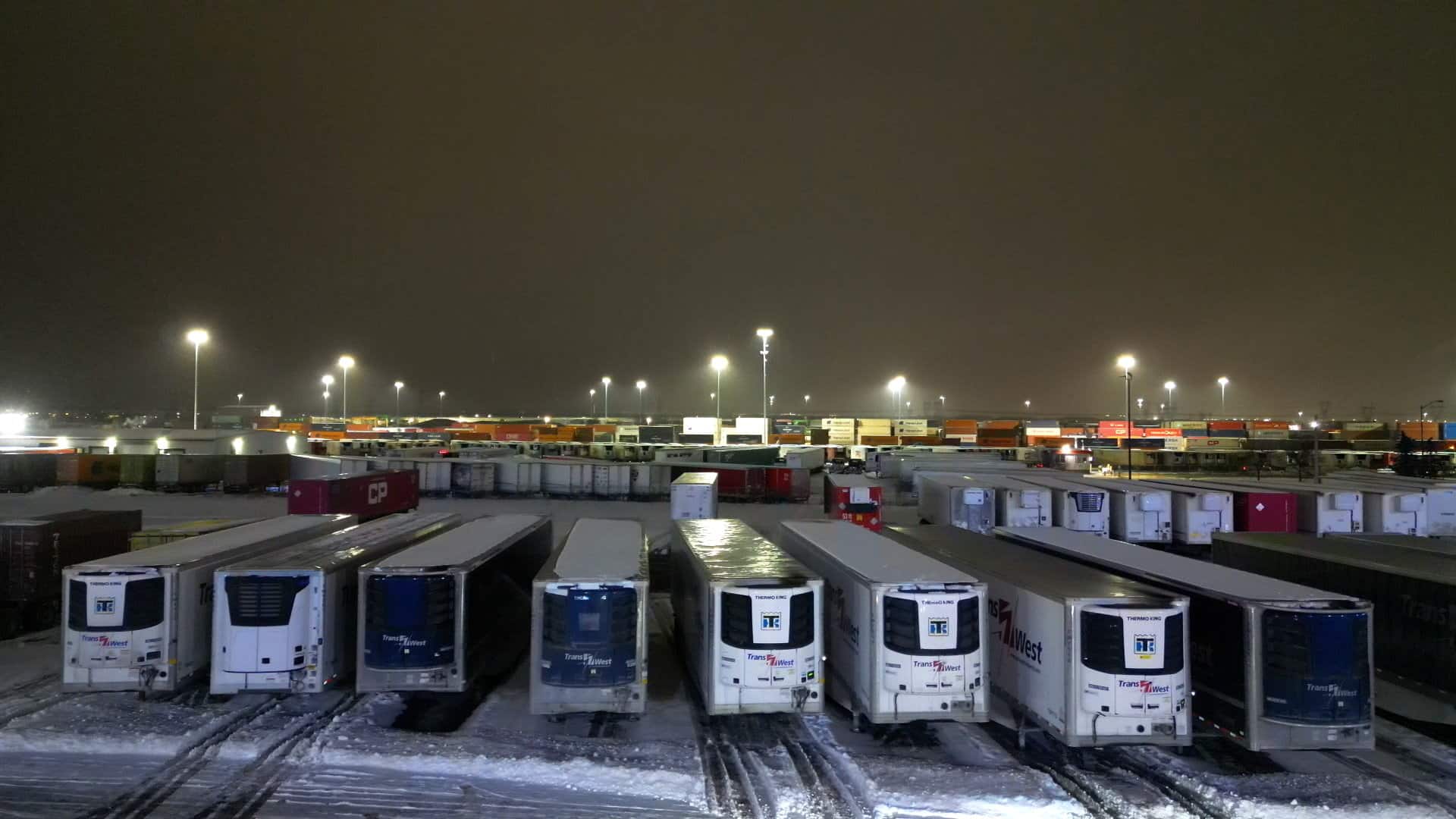 Des camions stationnés à Brampton, en Ontario.