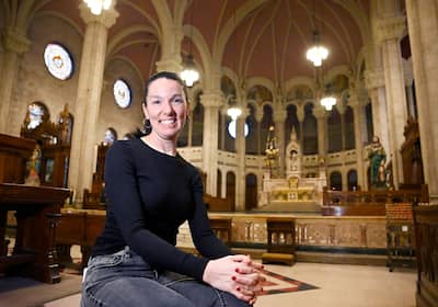 Cynthia Hovington, del Renacimiento urbano, dentro de la Iglesia Saint-Roch