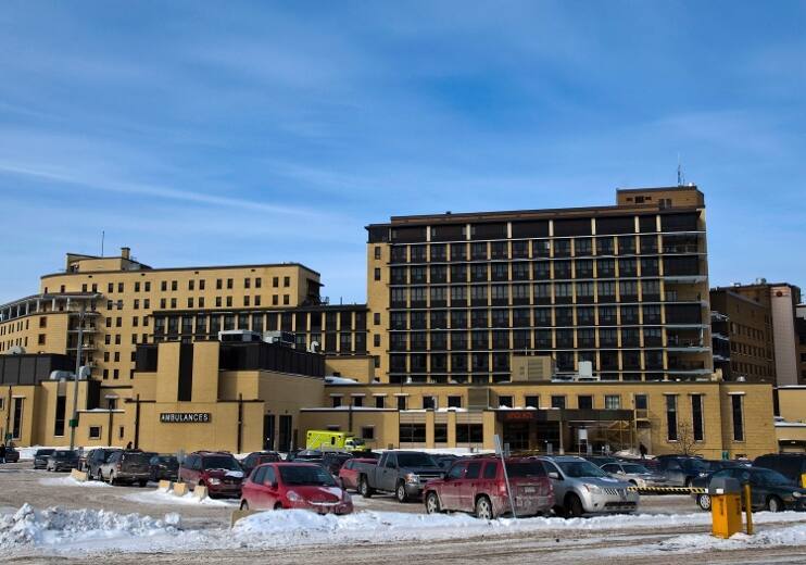 Hôpital de Chicoutimi: un patient tombe du 4e étage et meurt | TVA ...