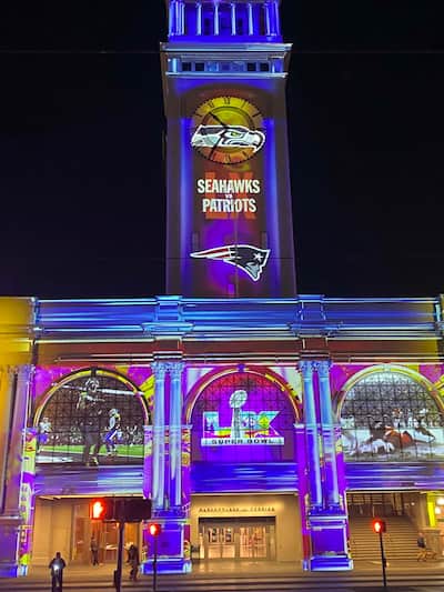 O Ferry Building é um lugar de festa, com projeções luminosas temáticas do Super Bowl dos anos 60.