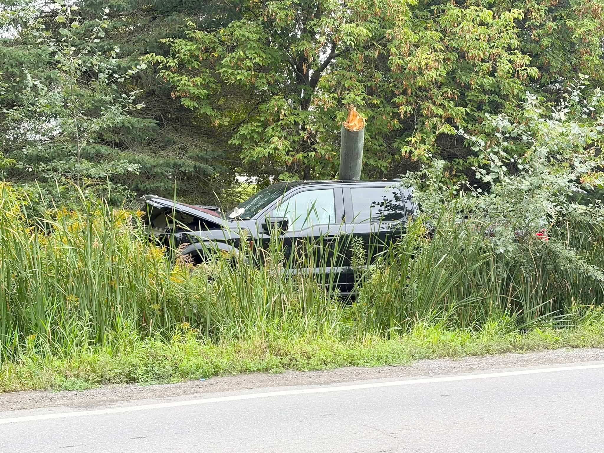 Vol raté chez un concessionnaire Ford dans Lanaudière: une femme de 47 ans termine sa cavale dans un poteau d’Hydro-Québec