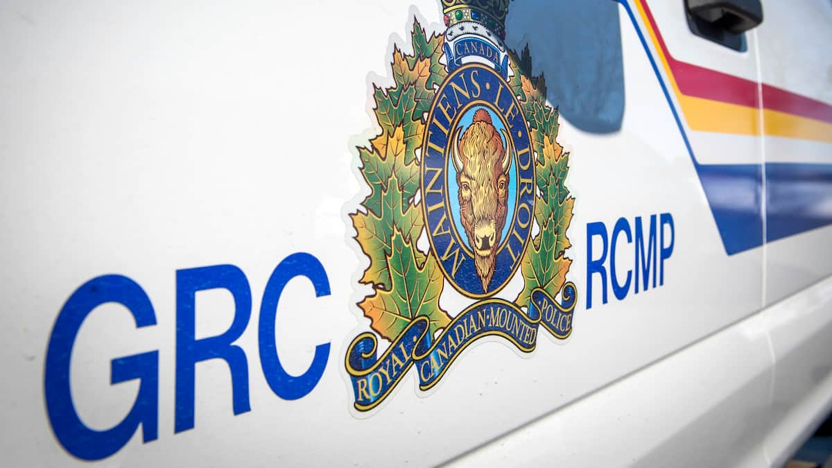 Heurté et trainé sur deux rues par une voiture, un bambin s’en sort sans blessures graves