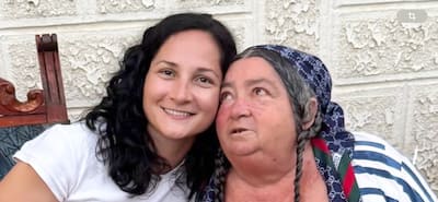 Linda (Lucica) Doflfini y su madre biológica Mioara Mihai