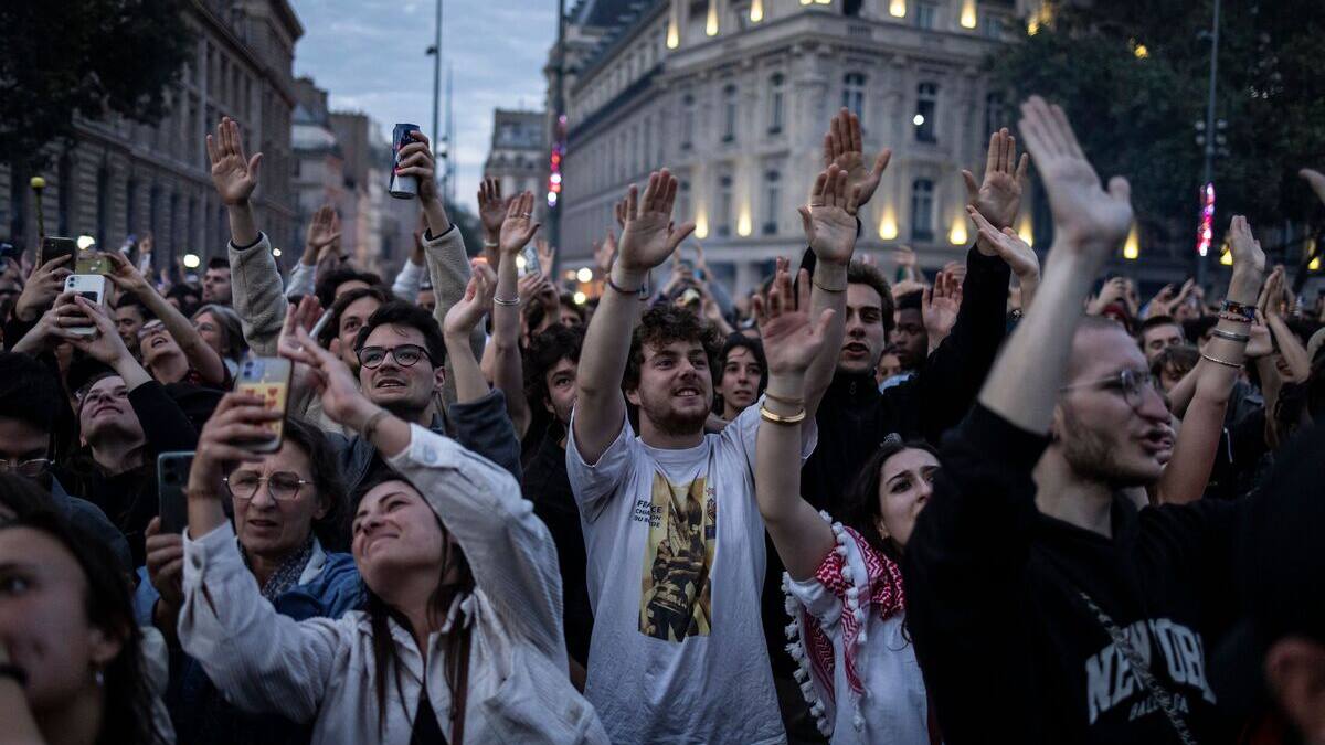 EN IMAGES | Des milliers de personnes célèbrent l'arrivée en tête de la gauche