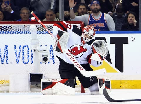 Le jeune des Devils, Akira Schmid, a donné des maux de tête aux Rangers lors des deux derniers matchs.