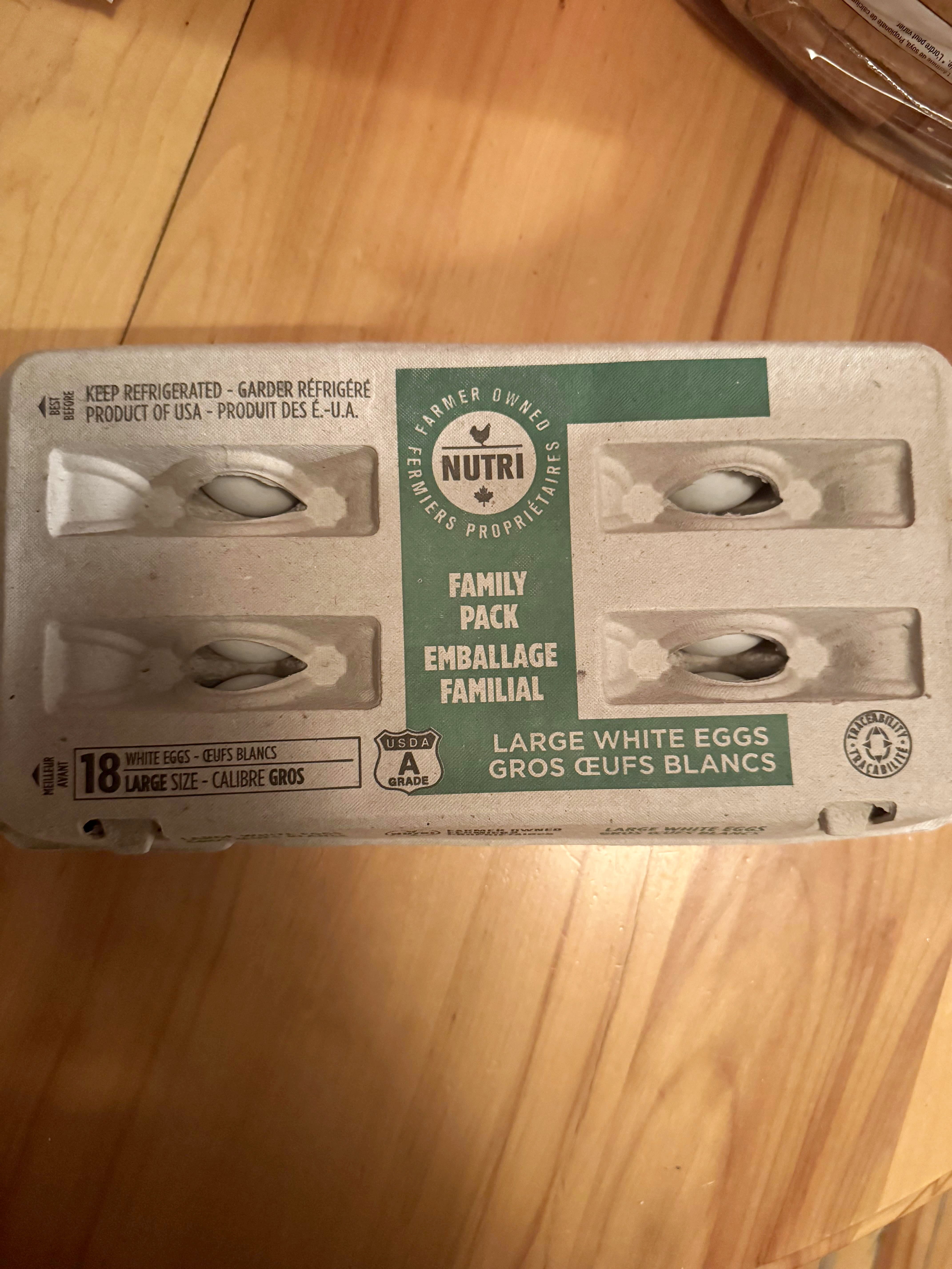 Cet emballage de 18 œufs américains affiche une feuille d’érable sur son logo.