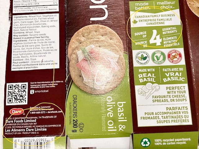 Sur cette boîte de biscuits Breton, l’indication «Entreprise familiale canadienne» est mise à côté d’une feuille d’érable. Ce n’est qu’à l’arrière que l’on voit en petit qu’il s’agit d’un produit des États-Unis.