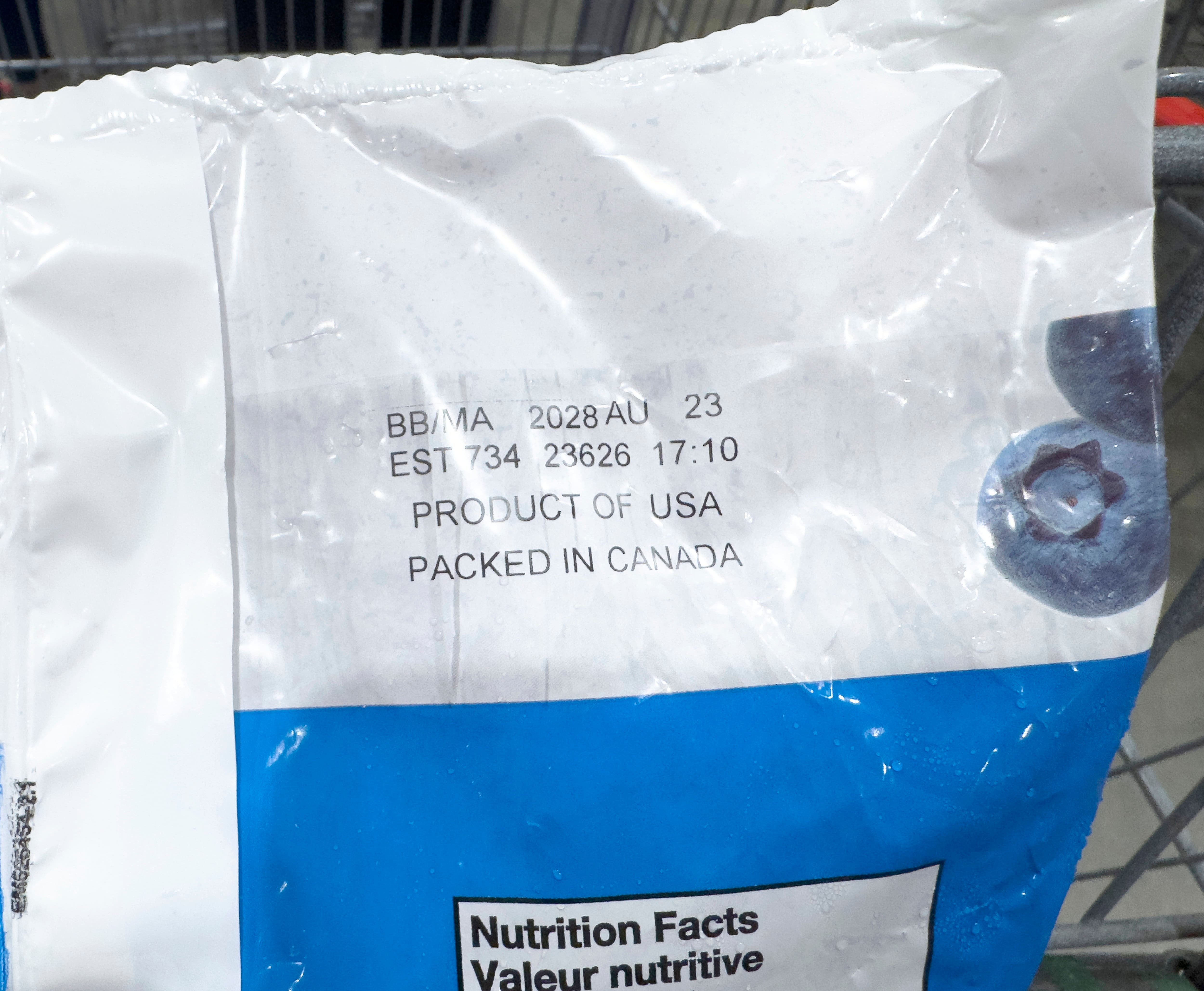 Les bleuets congelés de Costco ont la mention «Canada A» sur le devant de l’emballage, mais il y a une indication «Produit des USA / emballé au Canada» à l’arrière.