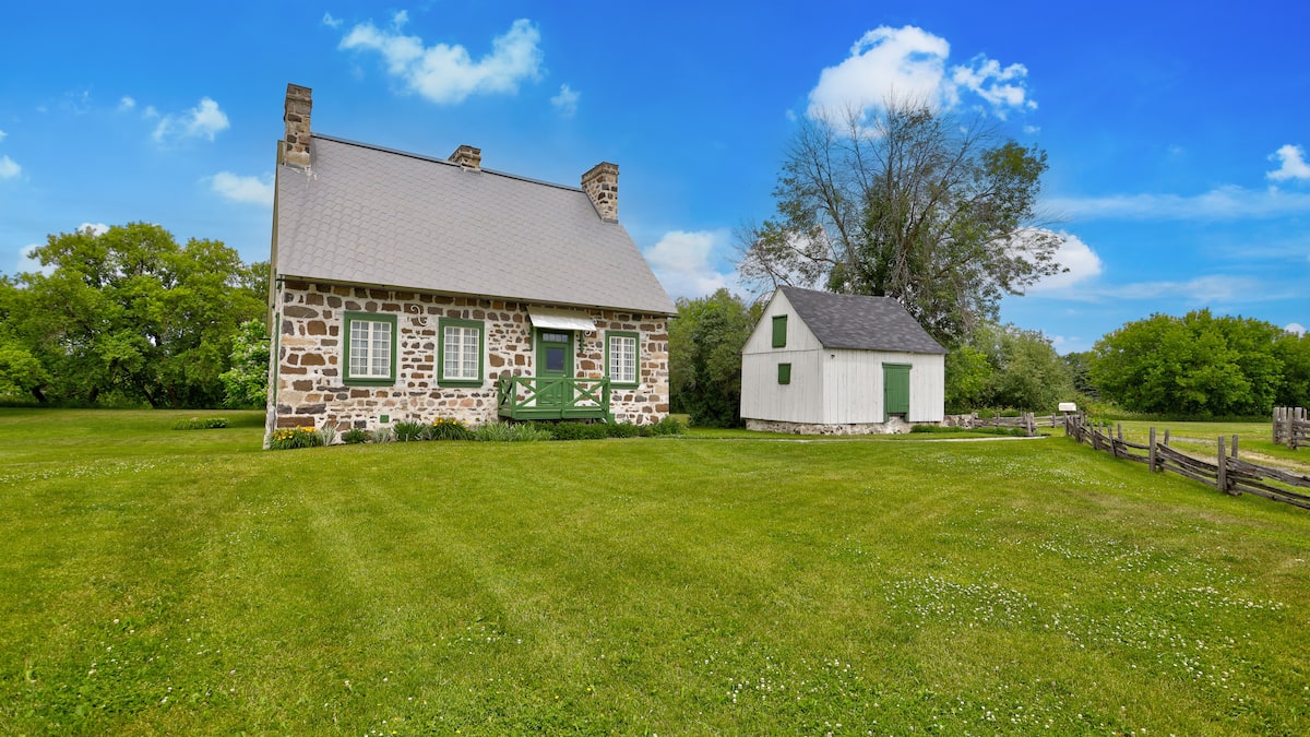 Une magnifique maison ancestrale datant de 1785, restaurée selon les règles de l'art, est à vendre sur le bord de la rivière de l'Achigan