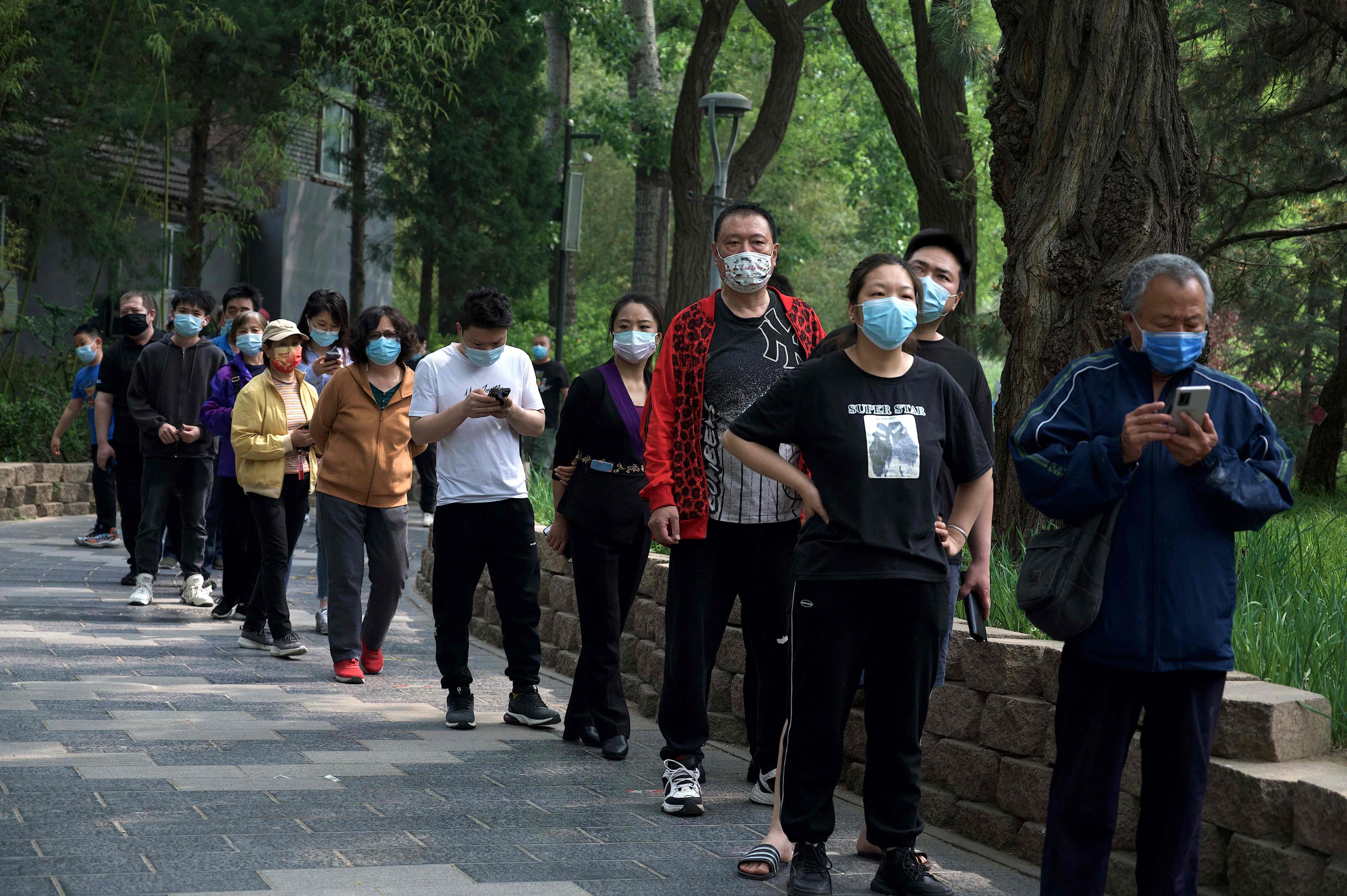 Tests PCR, magasins pris d'assaut: P&eacute;kin sous la menace du confinement