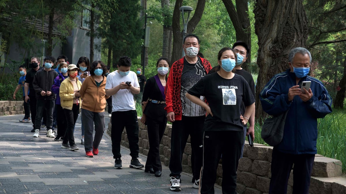 Tests PCR, magasins pris d'assaut: Pékin sous la menace du confinement