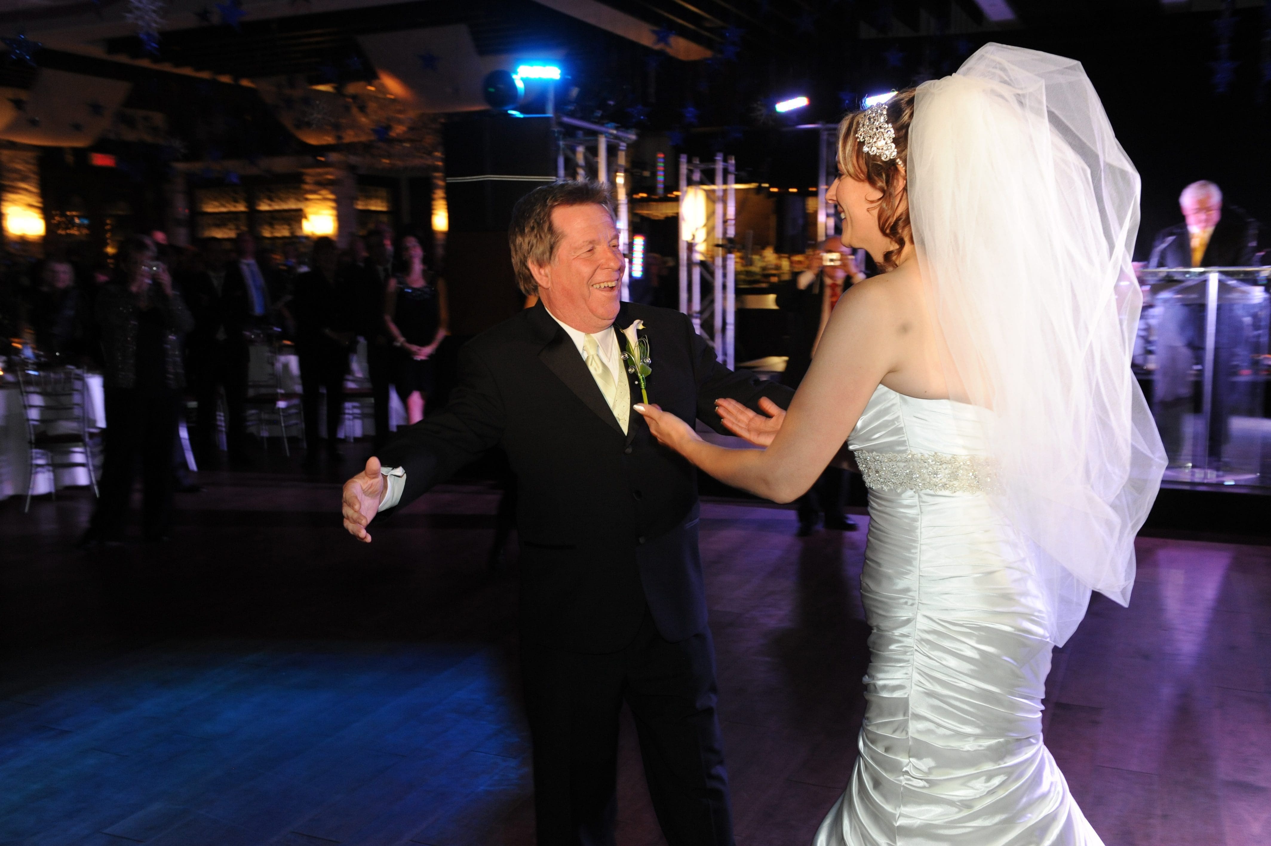 Rodger esegue un pas de danse con Pascale, le soir de leur mariage.