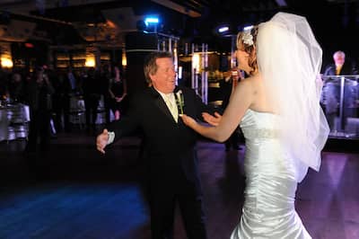 Rodger esegue un pas de danse con Pascale, le soir de leur mariage.