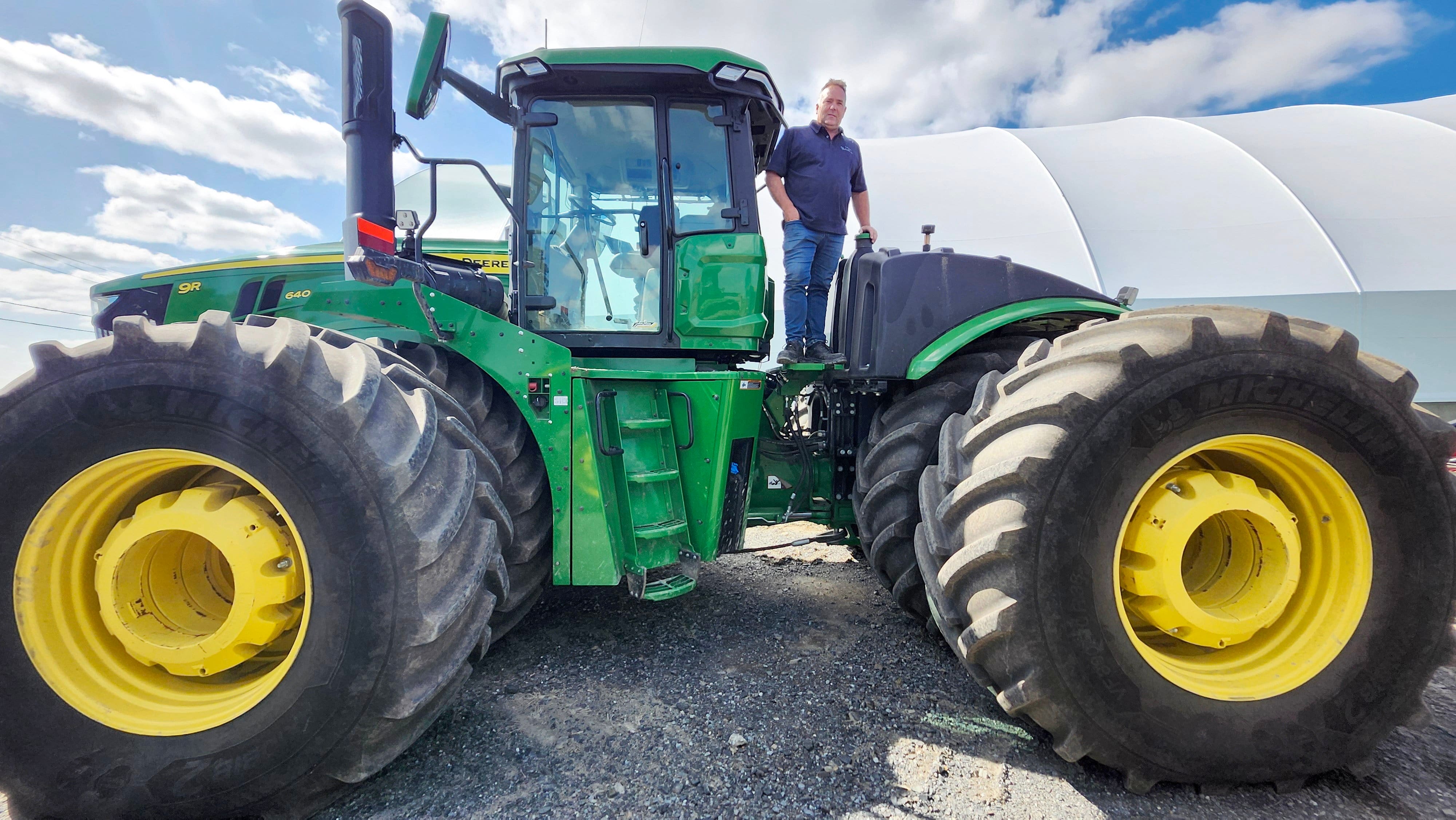 Martin Lavallée, président de Ferme Belvallée, avec un gros tracteur qui est plus gourmand en carburant qu’une voiture.