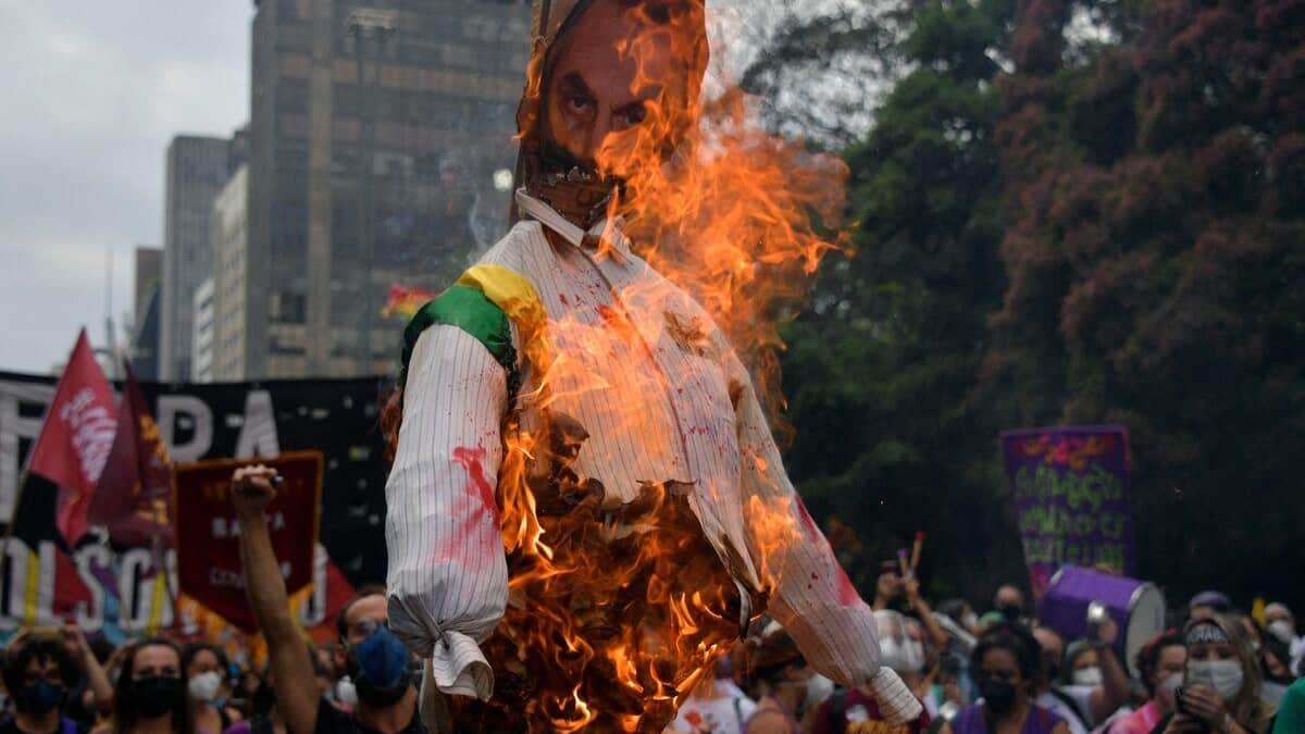 Manifestations dans tout le Brésil pour la destitution du président Bolsonaro