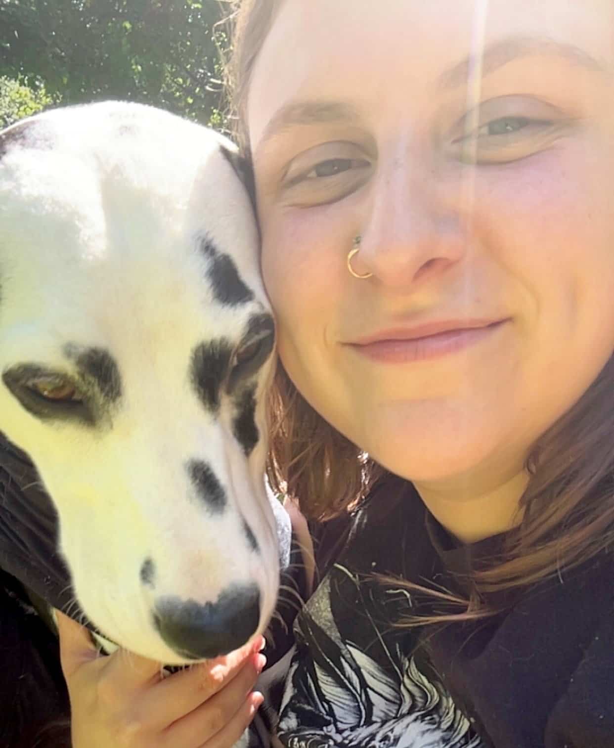 Samantha Morel en compagnie de sa chienne, Daisy