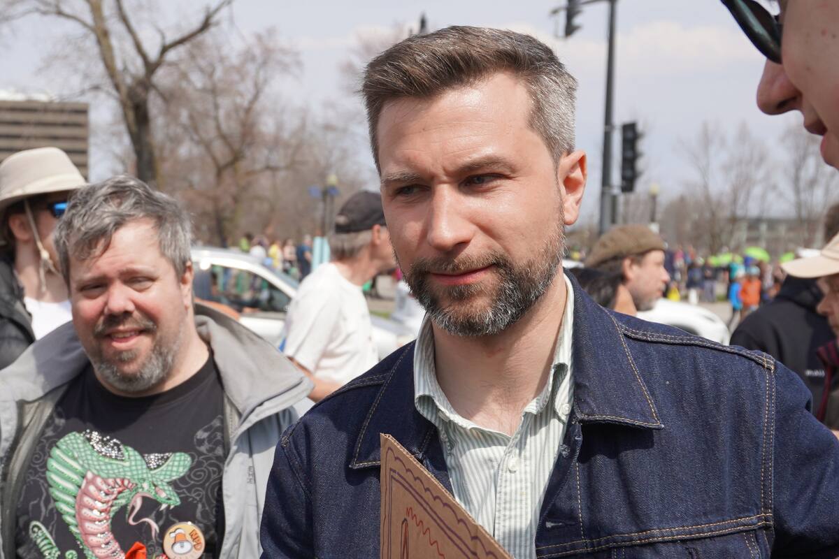 Gabriel Nadeau-Dubois a ses propres carrés rouges | JDM