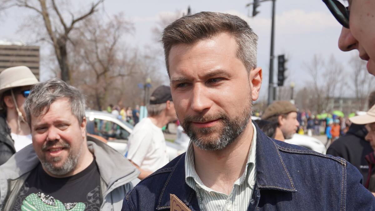 Gabriel Nadeau-Dubois a ses propres carrés rouges | JDM