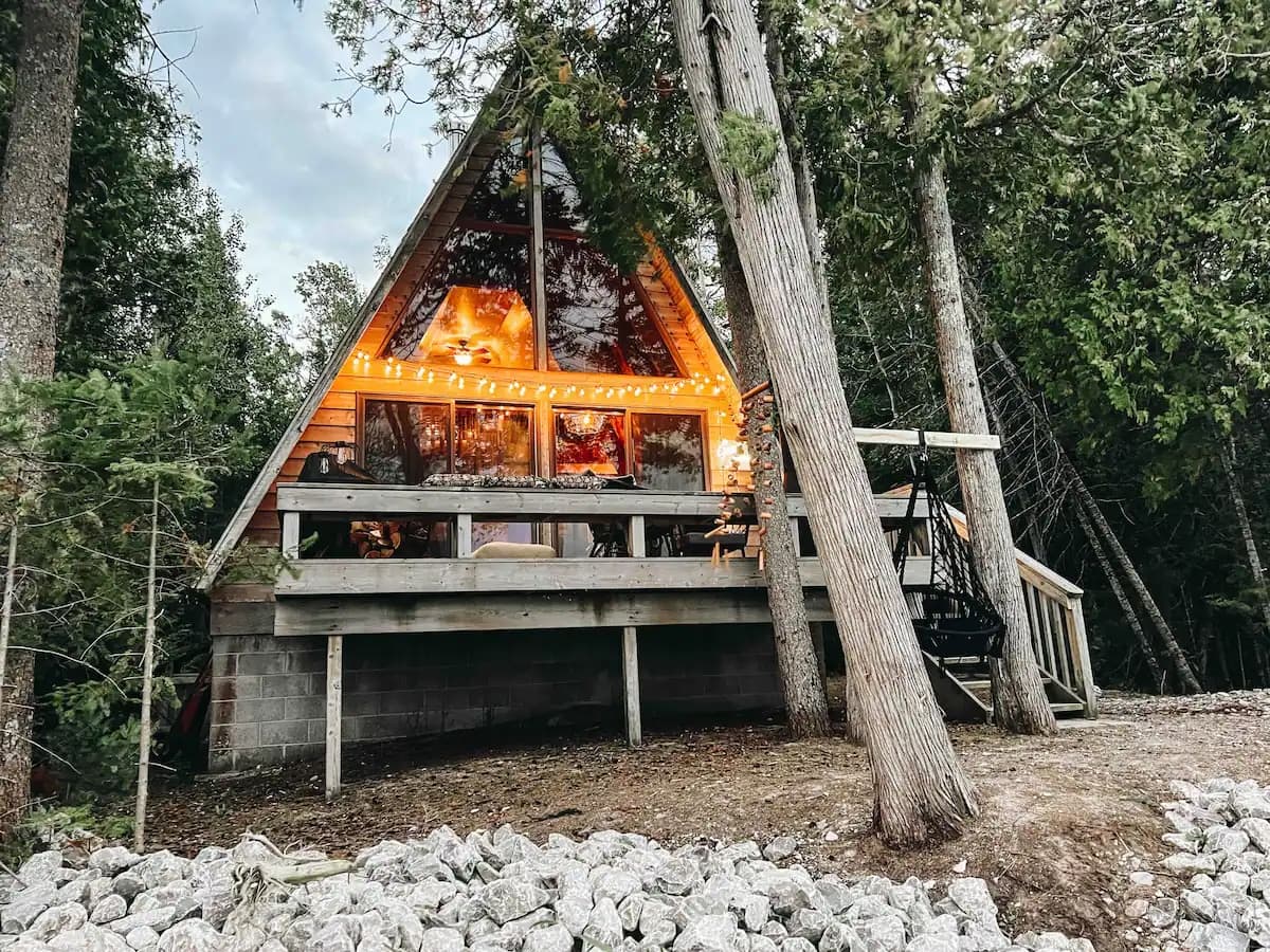 Une cabane située devant le lac Huron au Michigan
