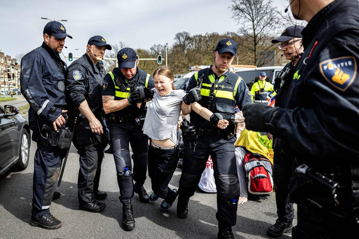 EN IMAGES | Greta Thunberg interpell&eacute;e par la police pendant une manifestation aux Pays-Bas