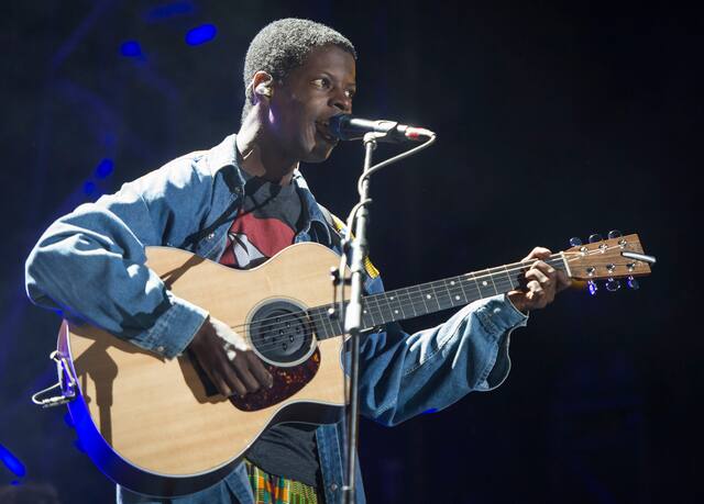 Le chanteur Karim Ouellet en prestation sur la scène Bell dans le cadre de la 29e édition des Francofolies de Montréal, à la Place des Festivals, le 16 juin 2017.