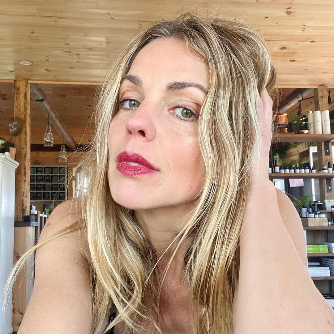 Jacynthe René prend la pose en bikini à 48 ans